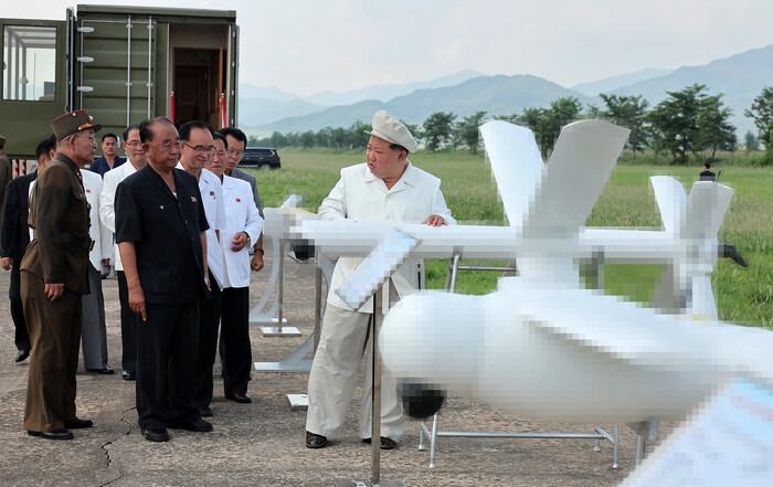 김정은 북한 국무위원장이 24일 국방과학원 무인기연구소를 찾아 무인기 타격시험을 현지지도하고 있다. (사진=조선중앙통신 연합뉴스)