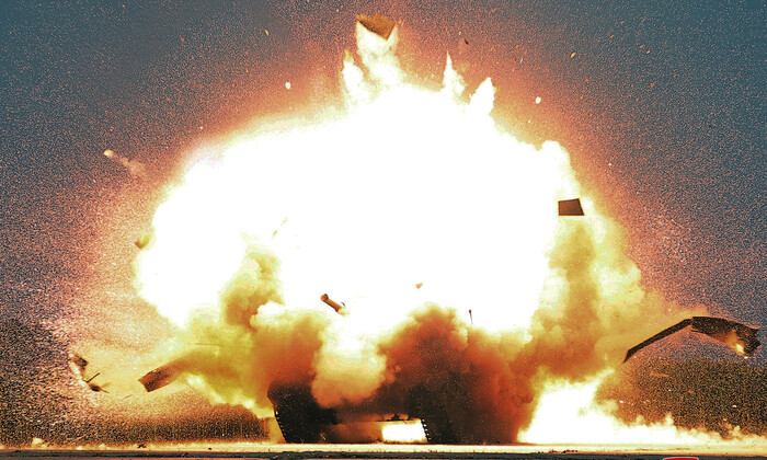 무인기의 자폭 공격을 받은 전차 모양의 표적이 폭발하고 있다. (사진=조선중앙통신, 연합뉴스)