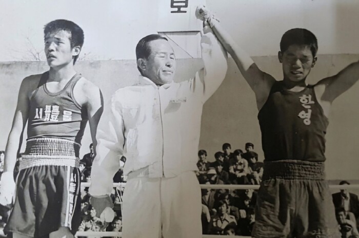 김철규에 판정승을 거두는 한영고 장흥민(우측)