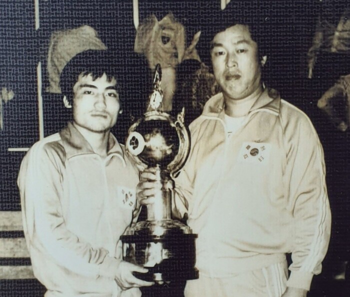 1976년 킹스컵 최우수 선수상을 받은 박찬희 와 조철제전무(좌측부터)