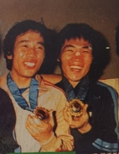 78년 방콕아시안게임에서 금메달을 획득한 김인창과 황충재(우측부터).
