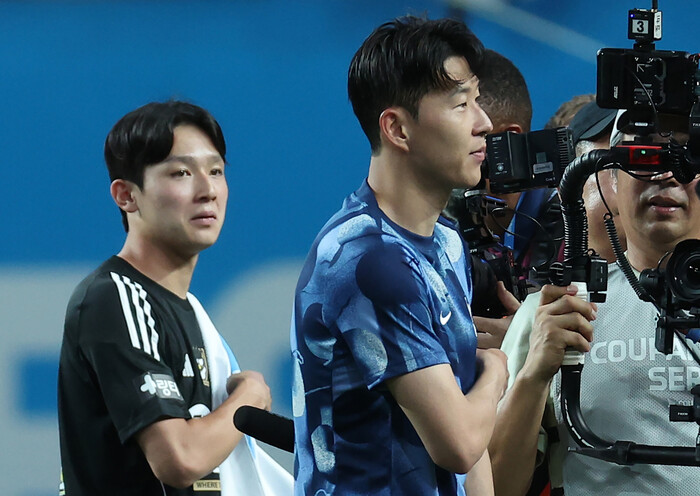 홍명보호에 발탁된 양민혁(왼쪽)이 7월31일 서울월드컵경기장에서 열린 2024 쿠팡플레이 시리즈 토트넘과 팀 K리그의 경기 종료 뒤 손흥민을 바라보며 걷고 있다. (사진=연합뉴스)