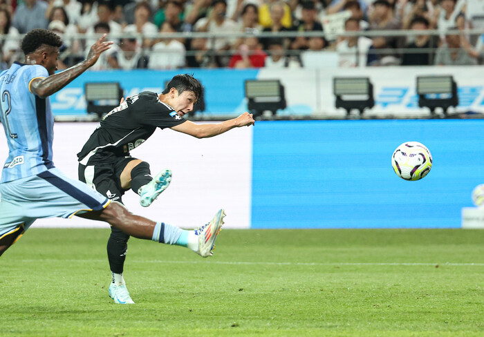 양민혁이 7월31일 서울월드컵경기장에서 열린 토트넘과 팀 K리그의 경기에서 왼발슛을 날리고 있다. (사진=연합뉴스)