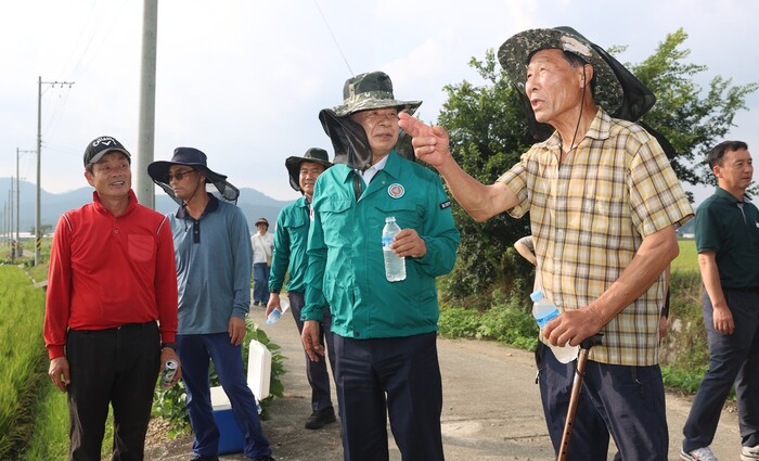 이상근 고성군수 벼 병해충(혹명나방) 발생 현장 방문.(사진=고성군)