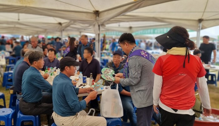 한국쌀전업농고성군연합회가 제8회 한국쌀전업농 전국대회에서 ‘2024경남고성공룡세계엑스포’를 홍보하고 있다.(사진=고성군)