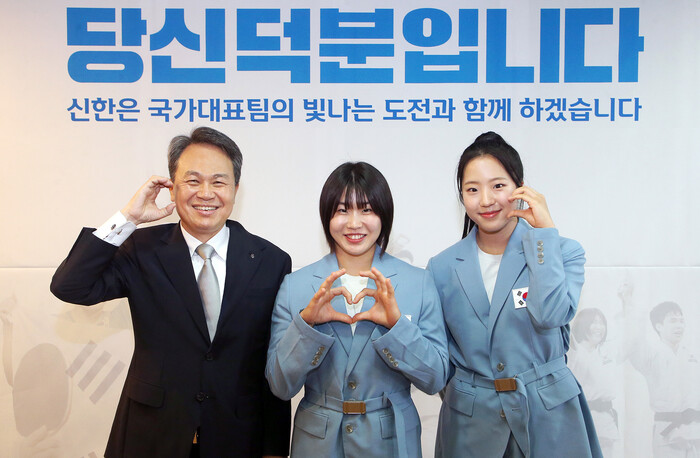 이날 행사에 참석한 진옥동(왼쪽부터) 신한금융 회장, 허미미 선수, 신유빈 선수가 기념촬영을 하고 있다. (사진=신한금융그룹)