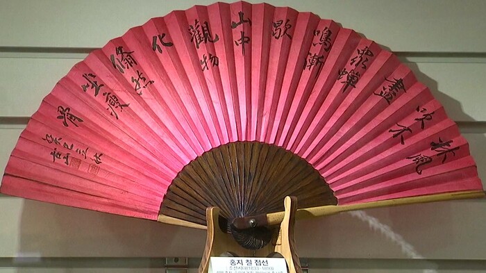 사진: 불볕더위를 이기는 데는 손 선풍기도 좋지만 햇빛도 가리고 바람도 일으키는 부채가 제격이다.