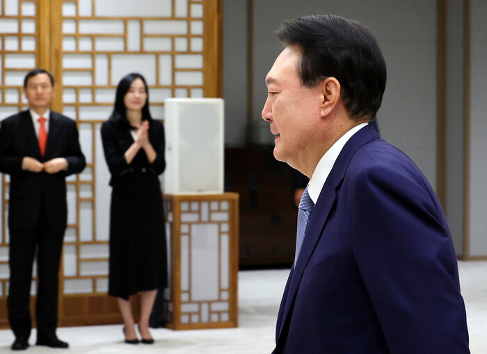 윤석열 대통령이 8월30일 서울 용산 대통령실 청사에서 김문수 고용노동부 장관에게 임명장을 주려고 걸어가고 있다. (사진=연합뉴스)