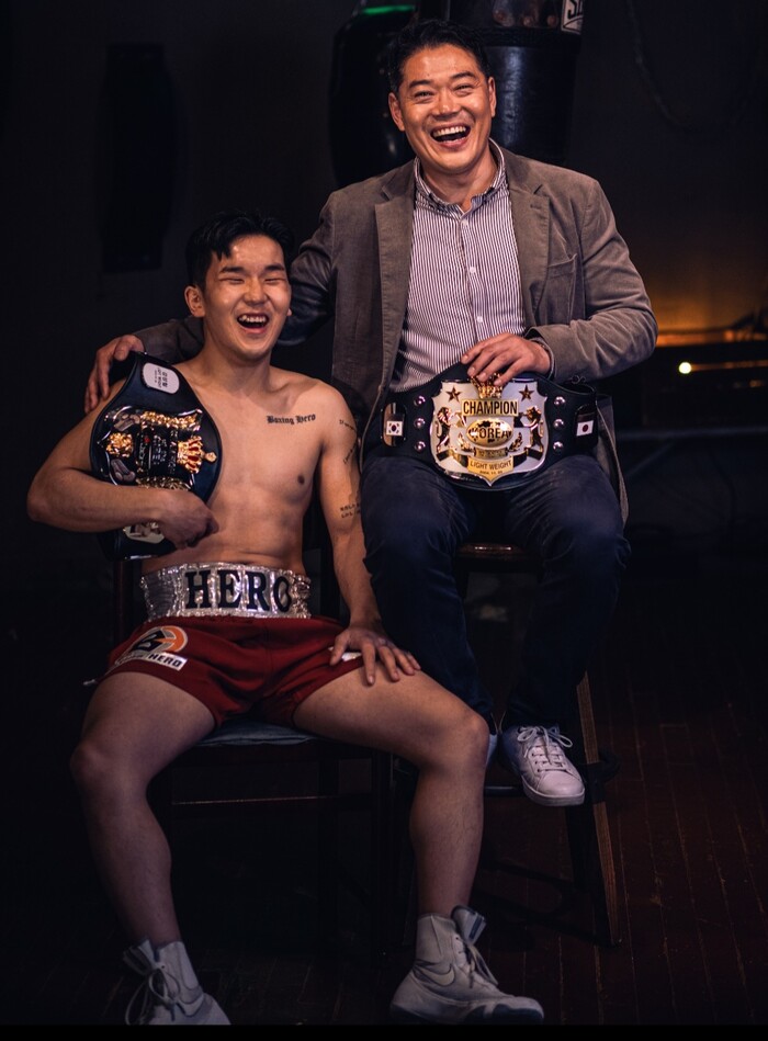 KBM라이트급 챔피언 강성철과 박성우 관장(우측).