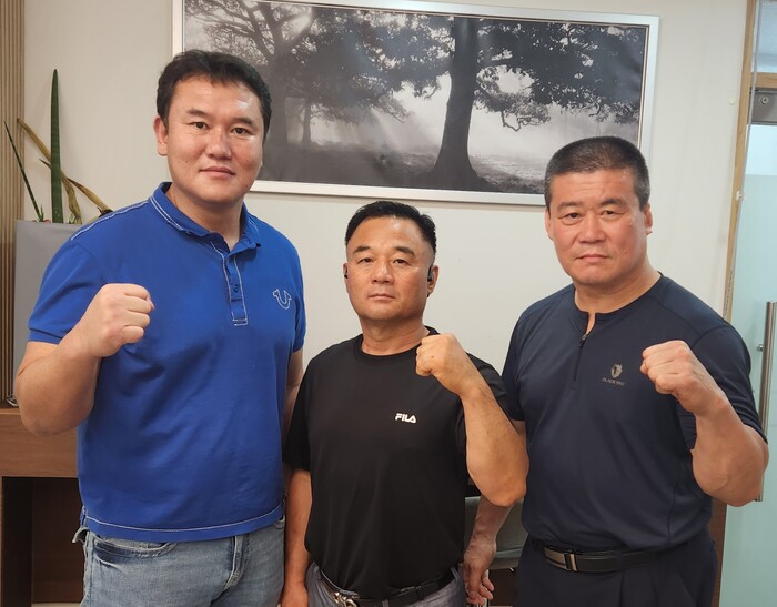 최완일 대표 이동포 유원대 복싱감독 정영수관장(우측)