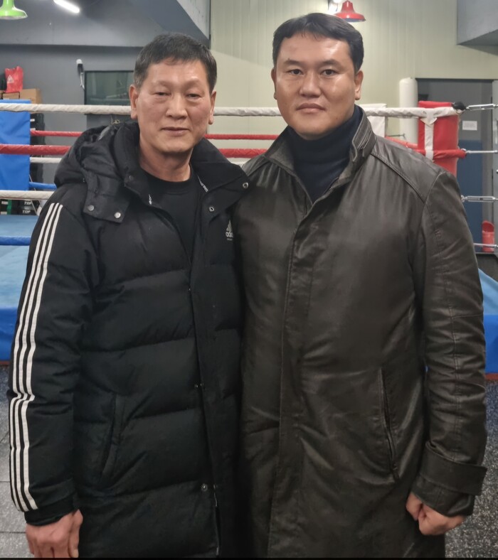 울산 천마체육관에서 곽귀근 선생과 최완일대표(우측).