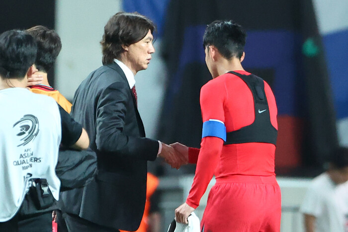 5일 오후 서울월드컵경기장에서 열린 FIFA 북중미 월드컵 3차 예선 대한민국 대 팔레스타인의 경기가 무승부로 끝난 뒤 홍명보 감독이 손흥민선수를 격려하고 있다.(사진=연합뉴스)