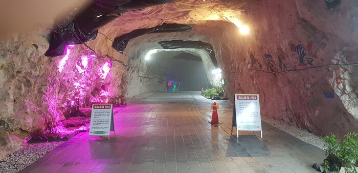 충주국유림관리소가 지난 5월 28일에 이어 최근에 출입통제 입간판을 하나 더 설치했지만 (주)영우자원은 공권력을 비웃기라도 하듯 버젓이 출입을 시키고 있다. (사진 독자 제공)