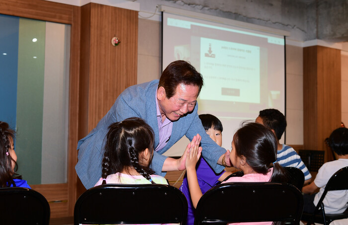 박인 부의장이 지역아동센터 찾아 아동들과 함께하고 있다.(사진=경남도의회 사무처)