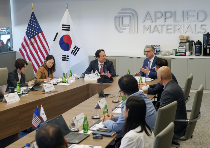 이권재 오산시장은 9일(현지시간) 미국 캘리포니아주 산타클라라 카운티 서니베일에 위치한 어플라이드 머티어리얼즈 메이단 기술센터에서 열린 투자유치 설명회에서 오산시의 테크노밸리 조성 계획을 소개했다.(사진=오산시)