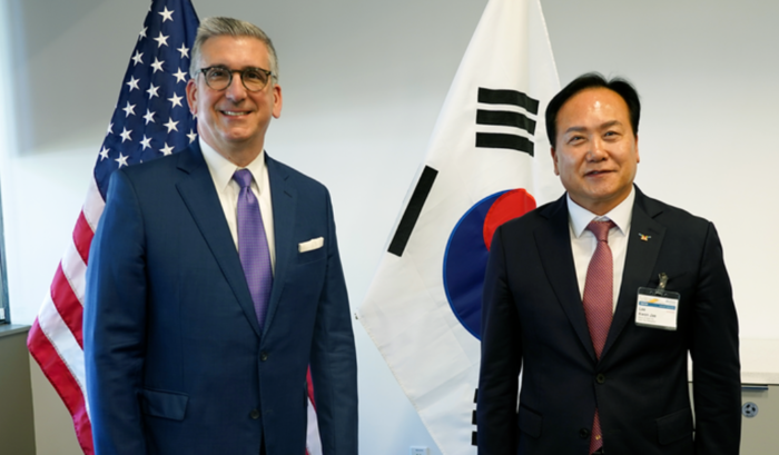  9일 조 폰(Joe Pon) 어플라이드 머티어리얼즈 최고대외협력책임자를 만난 이권재시장이 오산시에 투자를 적극 요청했다.(사진=오산시)