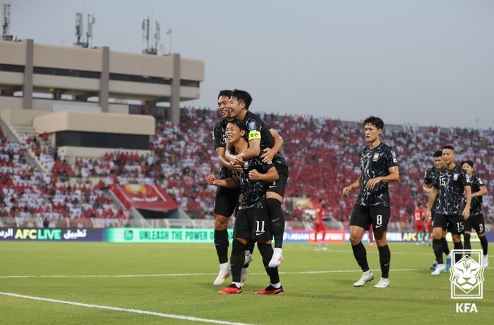 오만과의 경기에서 선제골을 터뜨린 황희찬이 동료들과 함께 기쁨을 나누고 있다(사진제공=대한축구협회)