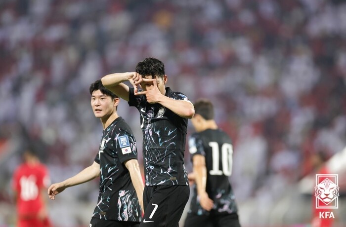 오만과의 경기에서 추가골을 터뜨린 손흥민이 '찰칵 세리머니'로 기쁨을 표현하고 있다(사진제공=대한축구협회)