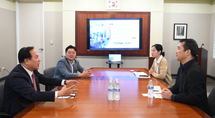 이권재 오산시장이 권오형 코트라 실리콘밸리 무역관장 등 관계자 등에게 오산의 지리적 강점에 대해 설명했다.(사진=오산시)