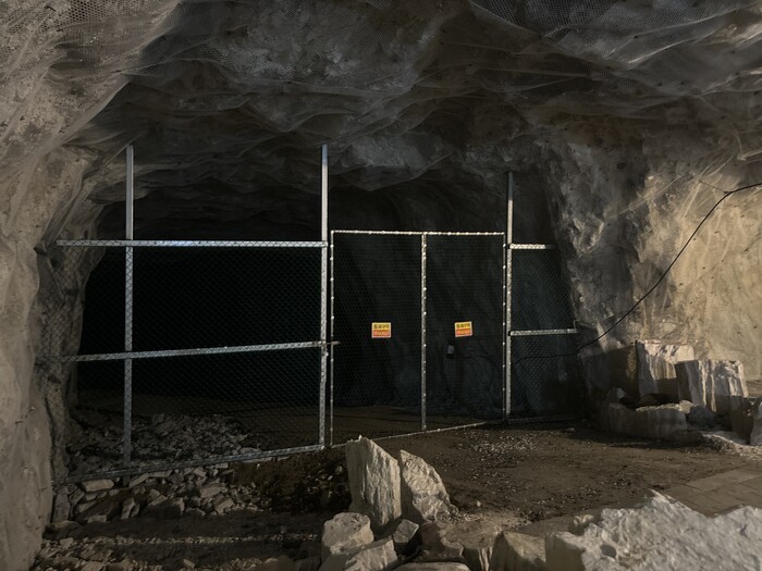 (주)영우자원이 충주활옥동굴내 동굴호수 개장 예정지역을 지난 8월 말 폐쇄 조치했다.바로 이곳이 무단 발파한 곳으로 의심받기 때문이다. (사진 독자 제공)