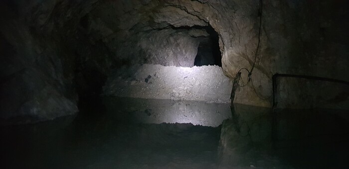 충주활옥동굴내 무단발파가 이뤄진 것으로 의심받는 곳의 관통된 모습이다. (사진 독자 제공)