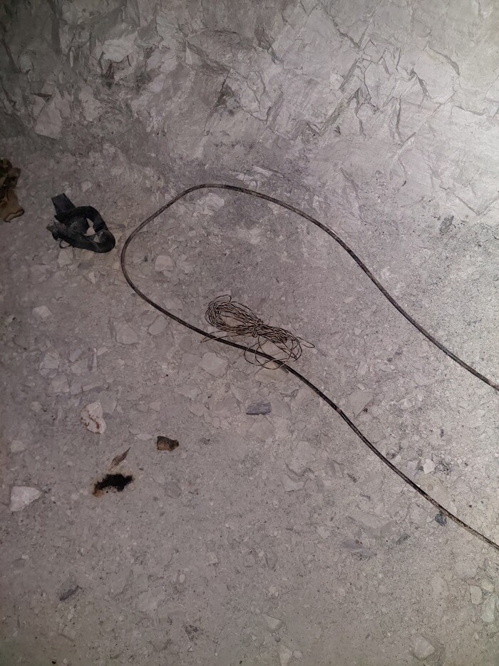 충주활옥동굴내 무단 발파 현장으로 의심되는 곳에서 발견된 보조 모선의 모습이다. (사진 독자 제공)