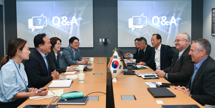 이권재 오산시장과 시청 경제문화국 관계자 등이 미국 캘리포니아 프리몬트 소재 램리서치 본사를 방문해 비롯해 램리서치 패트릭 로드(Patrick Lord) 부사장 겸 최고 운영 책임자(COO), 앤드류 코헨(Andrew Cohen) 마케팅 및 사업전략 개발 부사장, 램리서치매뉴팩춰링코리아 이체수 사장 등과 환담을 나눴다.(사진=오산시)