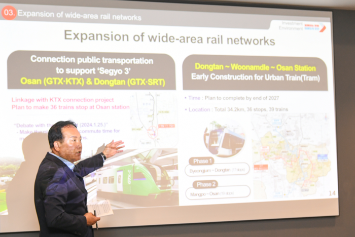 미국 캘리포니아 프리몬트 소재 램리서치 본사를 방문한 이권재 오산시장이 직접 오산의 지정학적 강점 등에 대해 프리젠테이션을 진행했다.(사진=오산시)