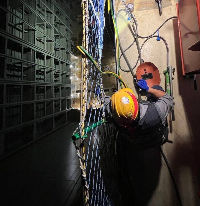 한화오션 경남 거제사업장 컨테이션 위에서 한 노동자가 용접작업을 하고 있다. 이곳에서 지난 9일 야간작업을 하던 노동자가 32m 아래로 떨어져 숨졌다. (사진=금속노조 대우조선지회 제공)