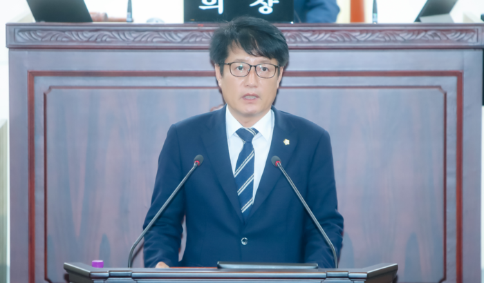 화성시의회 유재호 의원은 12일 열린 제235회 임시회 제2차 본회의에서 5분 발언을 통해 시민들의 안전한 보행환경 구축을 위한 보도 상 안전시설물 설치 및 관리 개선 방안을 촉구했다.(사진=화성시의회)