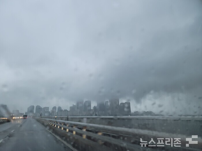 13일, 아침 서울 여의도 모습