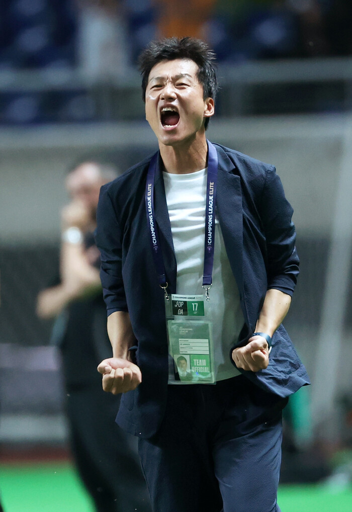 17일 광주월드컵경기장에서 열린 아시아챔피언스리그(ACL) 엘리트(ACLE) 스테이지 1차전 광주FC와 요코하마 마리노스의 경기. 광주FC 이정효 감독이 골이 터지자 기뻐하고 있다.