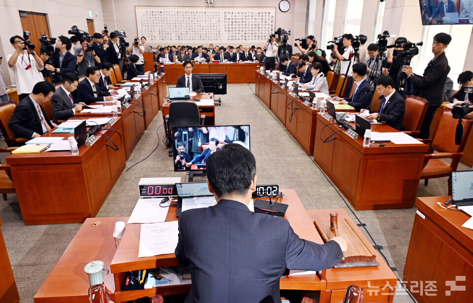 23일 국회에서 열린 법제사법위원회 천체회의에서 정청래 위원장이 의사봉을 두드리고 있다. (사진=김정현 기자)
