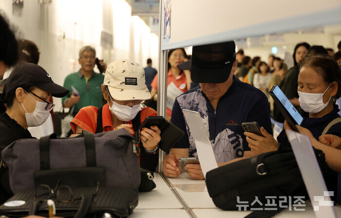일자리를 찾는 중장년 구직자들이 지난 7월22일 서울 중구 을지로 동대문디자인플라자에서 열린 채용박람회를 찾아 온라인 등록을 하고 있다. (사진=이정우)
