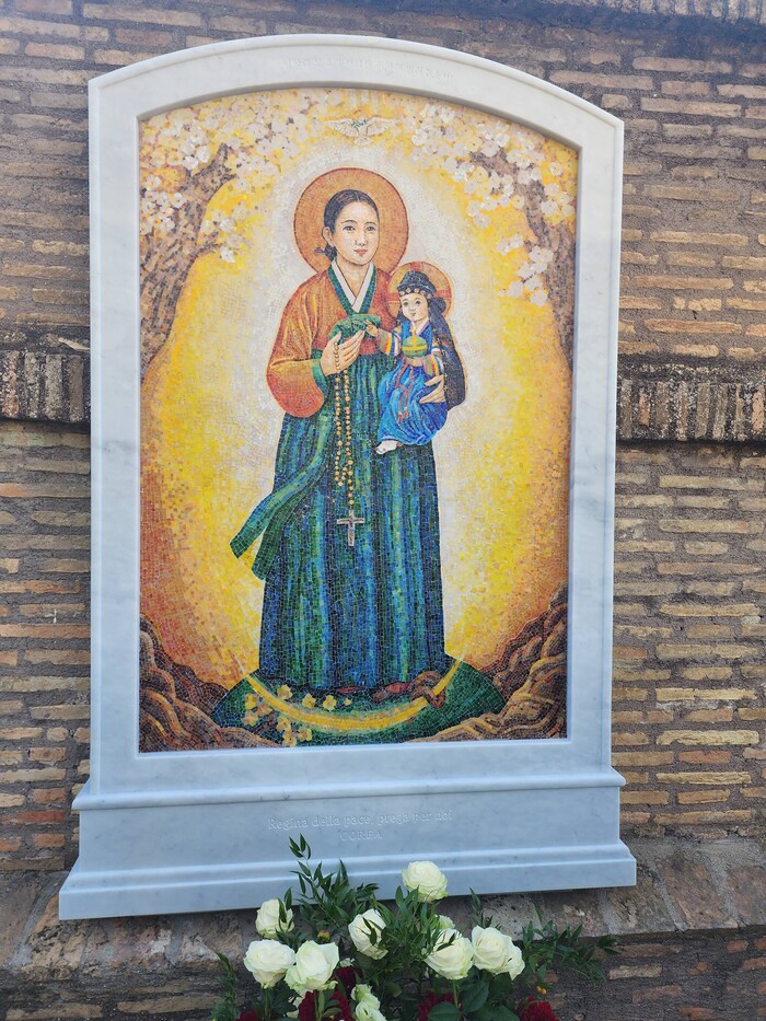 평화의 한국 성모 모자이크상 = 20일(현지시간) 바티칸 정원에 설치된 평화의 한국 성모 모자이크상.  ⓒ연합뉴스