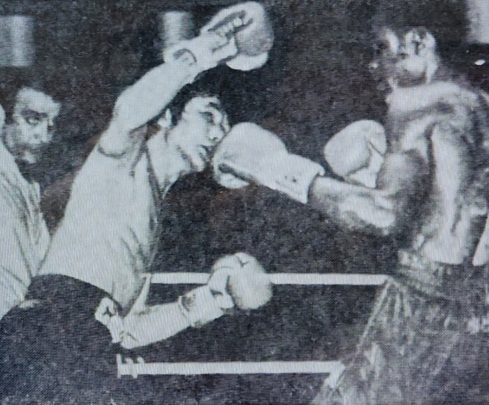 카르도나를 공격하는 도전자 정순현(좌측).