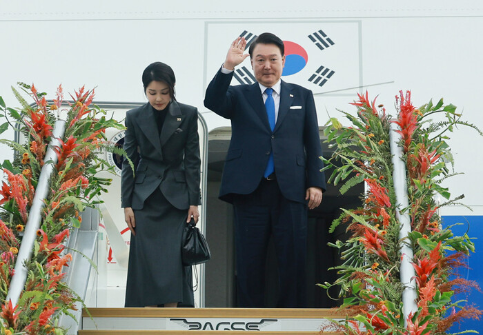 필리핀 국빈 방문을 마친 윤석열 대통령과 김건희 여사가 7일(현지시간) 오후 필리핀 마닐라 니노이 아키노 국제공항에서 다음 국빈 방문지인 싱가포르로 향하기 위해 전용기인 공군 1호기에 올라 인사하고 있다.(사진=연합뉴스)
