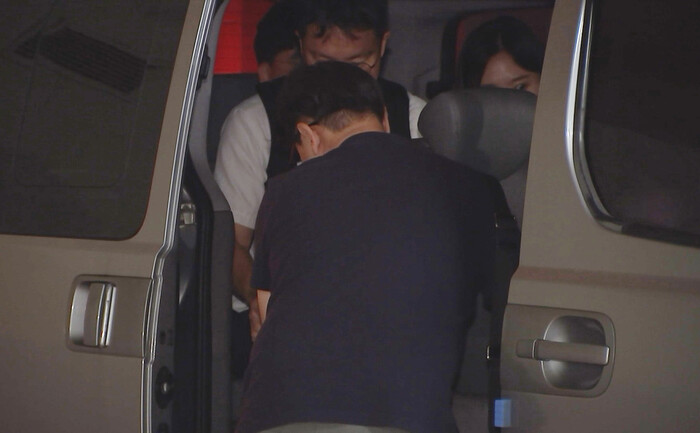 김영선 전 국민의힘 의원과 명태균씨 간 금전 거래 의혹 등을 수사 중인 검찰 관계자들이 지난달 30일 경남 창원시 명씨 자택을 압수수색한 뒤 차량에 타고 있다.(사진=연합뉴스)