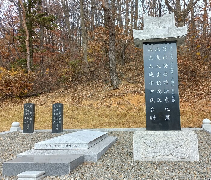 충주영장을 지낸 우경 안정구 선생 묘역 모습. 경기도 용인시 처인구 백암면 용천리 선영이곳에는 유사비와 사각묘테석, 상석, 안내판 등이 설치돼 있다. (사진=저자)