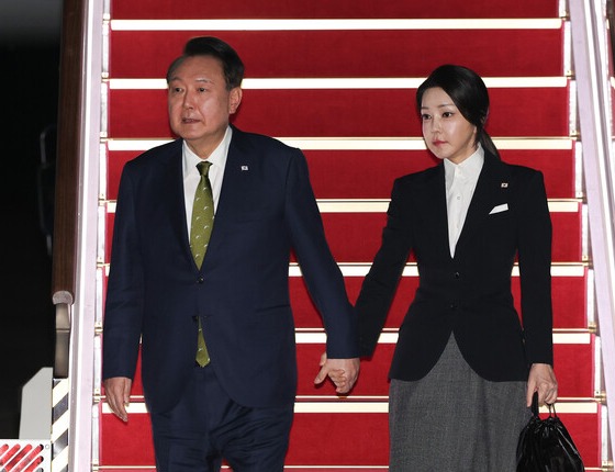윤석열 대통령과 김건희 여사가 지난 11일 동남아 순방을 마치고 성남 서울공항에 도착해 공군 1호기에서 내리고 있다.)사진=연합뉴스)