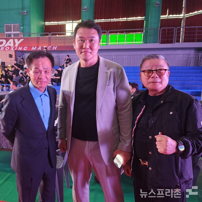 장정구 챔프 최완일대표 박치순 호텔 인트라다이천 회장(우측)