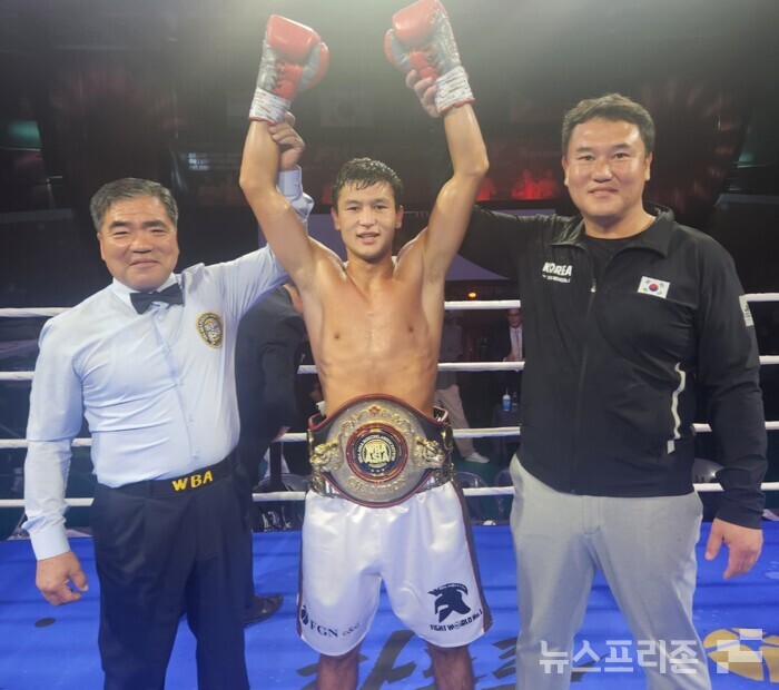 오지섭에 KO승을 거둔 시츠로백(중앙).