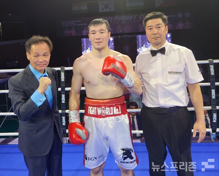 장정구 챔프 에감베르디 선수 이현우심판(우측).