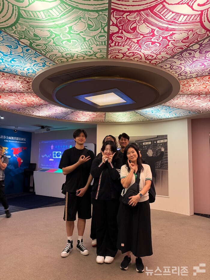 앞서, 주식박물관에서 이주민교수와 여준구, 김다빈, 송현철, 민지원 학우가 손가락으로 동전을 표현한 모습