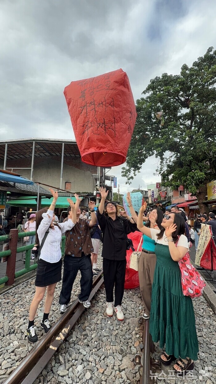 스펀 천등날리기(좌로부터)경희 학우와 우승준, 정혜인, 이새봄 학우