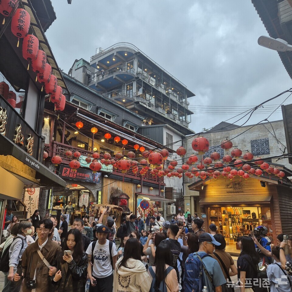 날이 어두워질수록 사람들이 많이 모이기 때문에 먼저 들러서 사진을 찍고 지우펀을 천천히 구경하면 좋다.