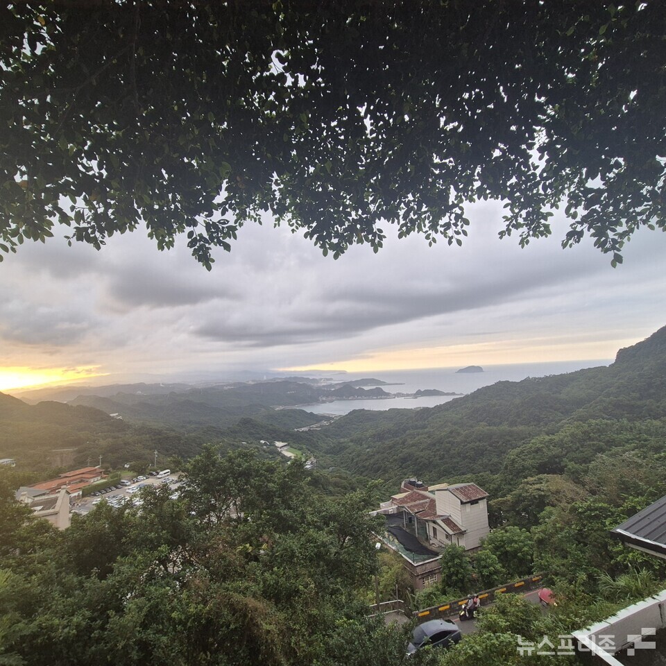 지우펀 거리는 조용한 산책로를 걸으며 시원한 바람을 맞고 계곡의 아름다움을 느끼는 것은 자연과 하나가 되는 듯한 느낌을 준다.