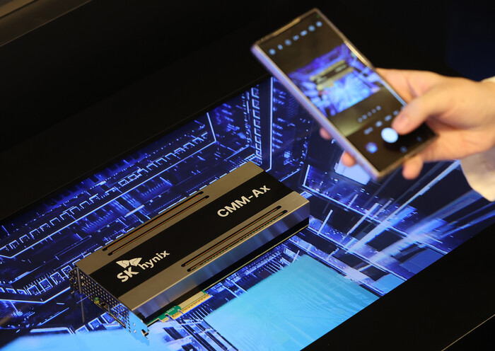 반도체 대전 'SEDEX 2024'가 열린 23일 서울 강남구 코엑스에서 한 관람객이  SK하이닉스 부스에 전시된 차세대 메모리 솔루션 CMM-Ax를 핸드폰으로 사진찍고 있다. (사진=연합뉴스)