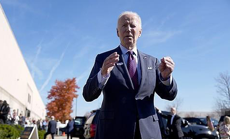 조 바이든 미국 대통령이 28일(현지시각) 델라웨어 뉴캐슬에서 대선 사전투표를 마치고 취재진과 이야기하고 있다. (사진=AP 연합뉴스)