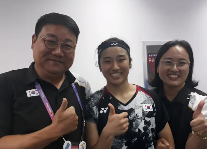 안정현 국장과 안세영 선수, 모친 이현희(우측)여사